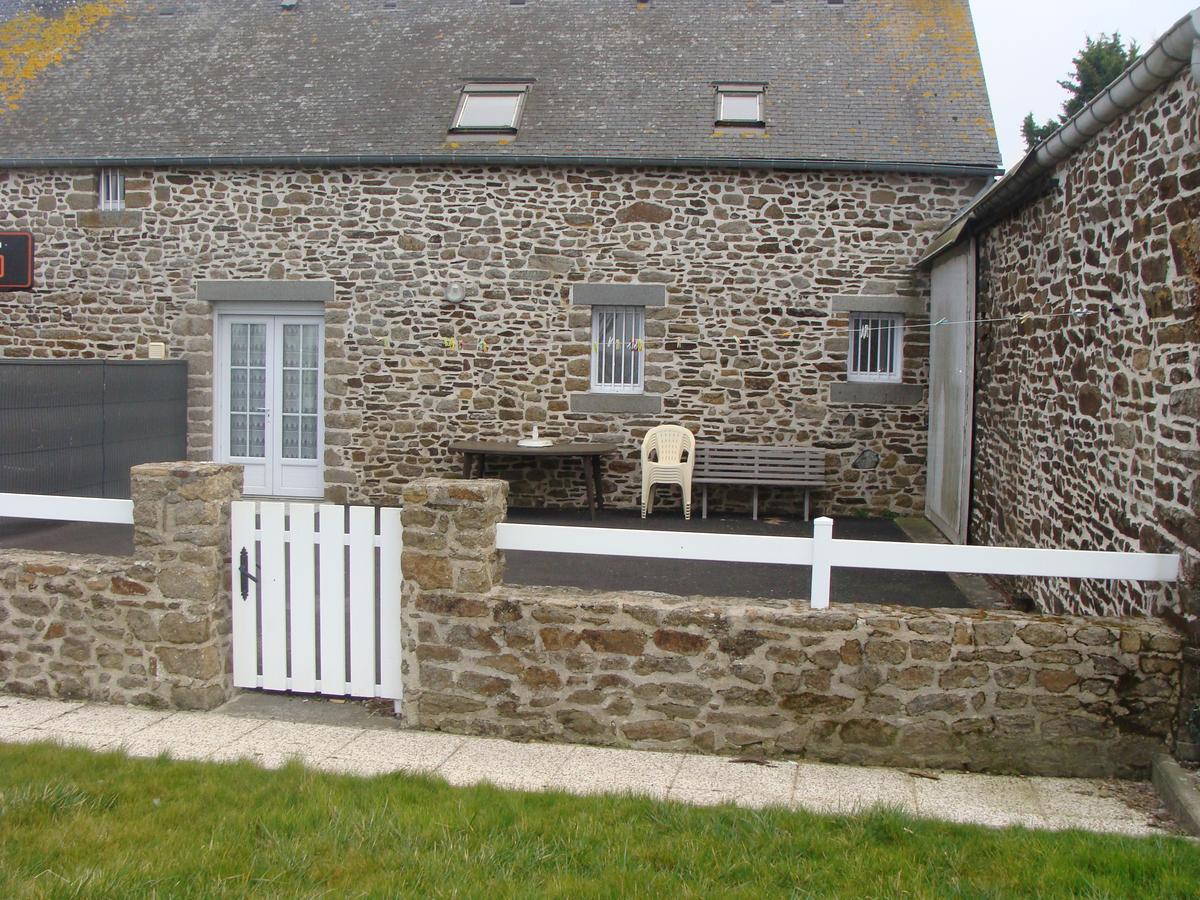 Chambres D'Hotes Le Petit Angle Saint-Broladre Exterior photo